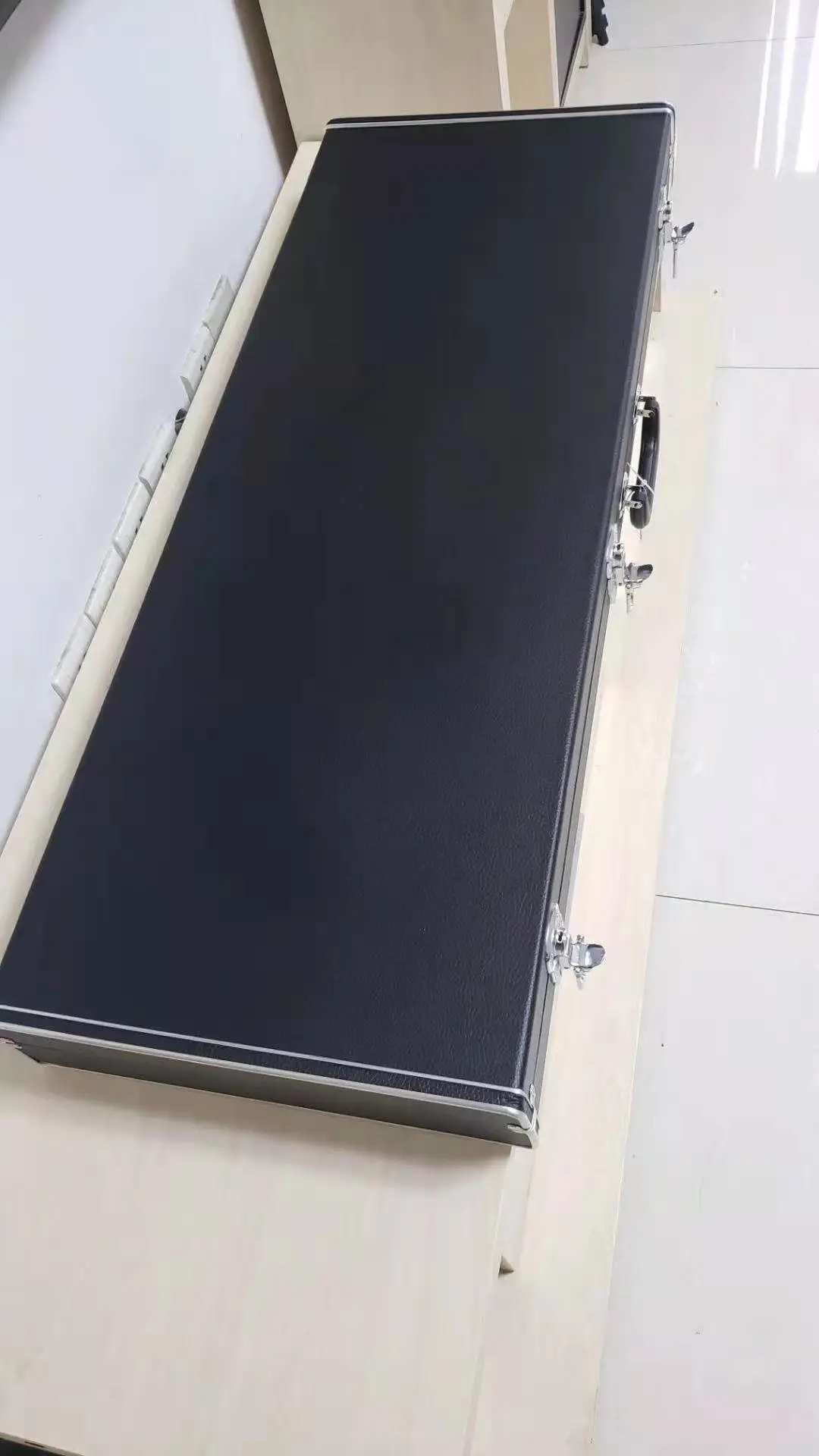 

Caja rígida negro y marrón para guitarra eléctrica no se vende por separado y venta con guitarra