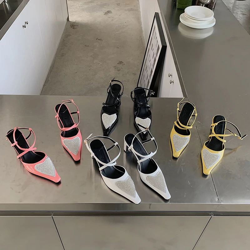 

Сандалии стразы женские с острым носком, Дизайнерские летние туфли с перекрестными ремешками и пряжкой, сланцы, черные, белые, желтые, розов...