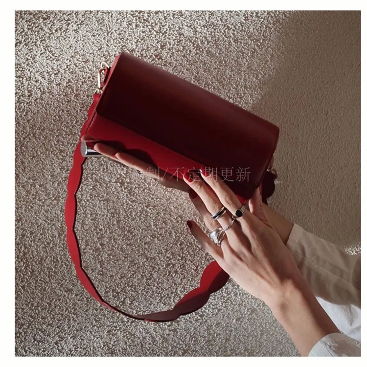 

Mini Red Stylish Shoulder Bags For Women Wavy Strap Pillow Bag Ladies Handbags And Purses Small Crossbody Messenger Bags Ins