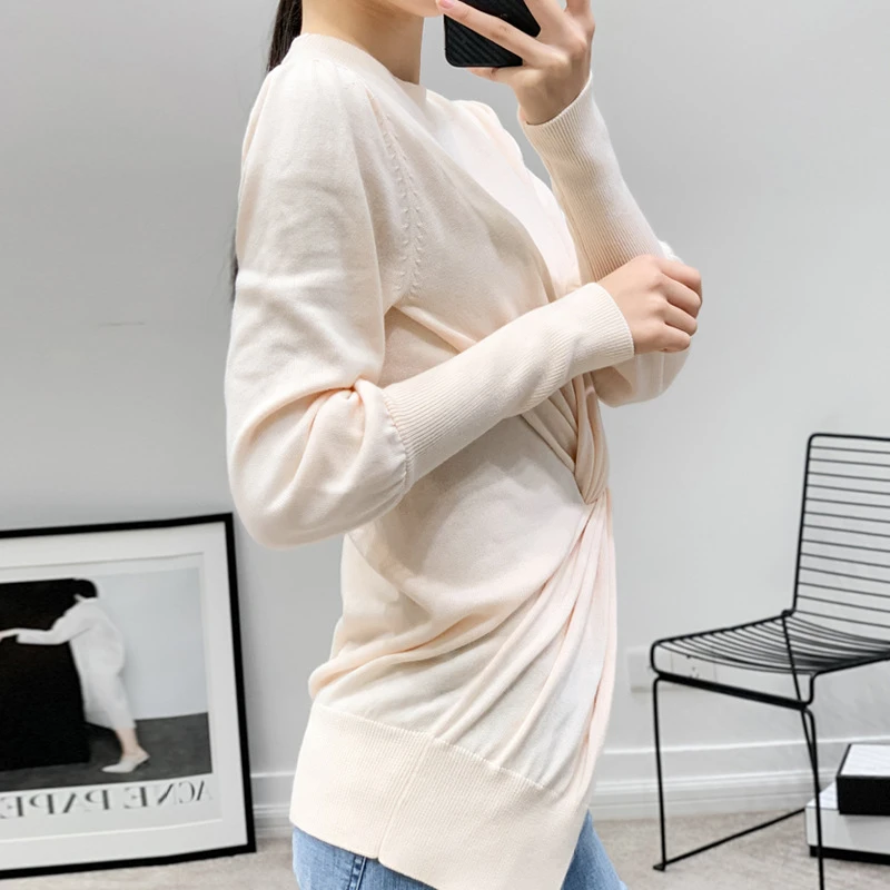 Женский трикотажный свитер TWOTWINSTYLE с О-образным вырезом рукавами-фонариками