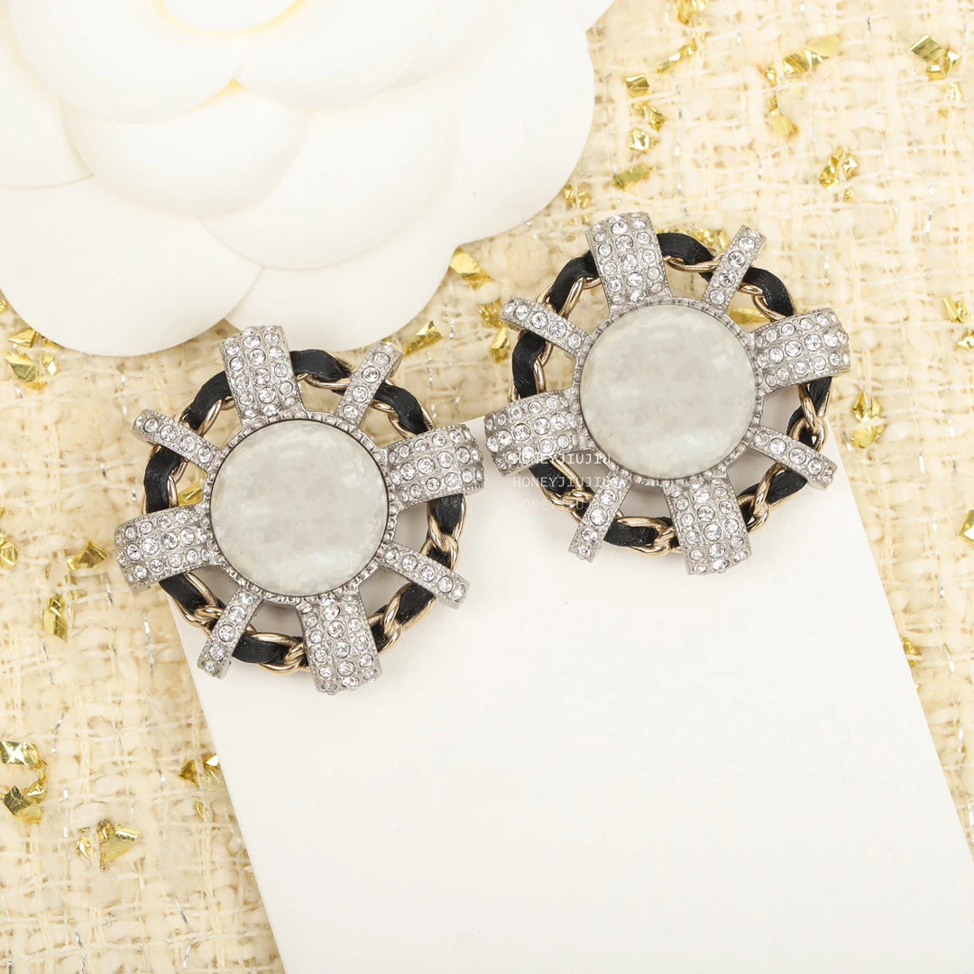 

Брендовые серьги из овчины и жемчуга с круглыми кристаллами и бриллиантами, постер, стильные роскошные украшения для женщин, оригинальный д...