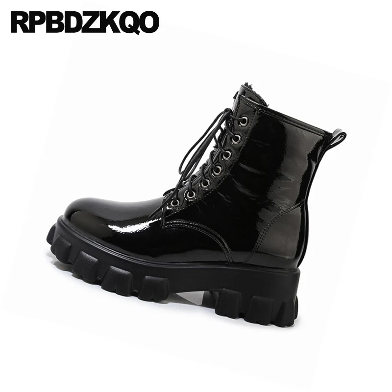 На платформе с помпоном в виде Маффин на не сужающемся книзу массивном размера