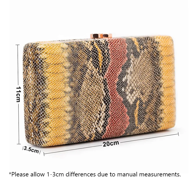 Женская сумка-клатч с текстурой под змеиную кожу |