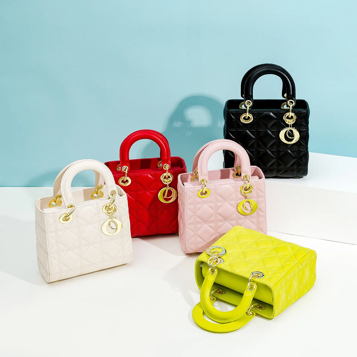 

Вышитая металлическая подвеска принцессы Дианы 2021 новая сумка маленькая квадратная Ретро Чистая красная сумка через плечо сумка-мессендже...