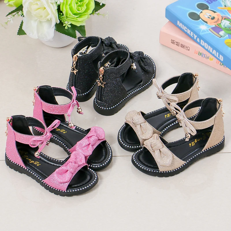 Новейшие детские сандалии лето модные с вырезами для девочек Нескользящая
