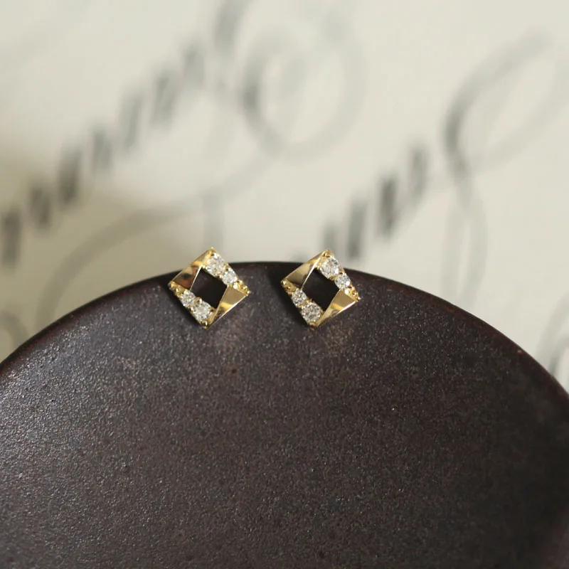 Женские Геометрические серьги гвоздики с кристаллами золотистого цвета 9