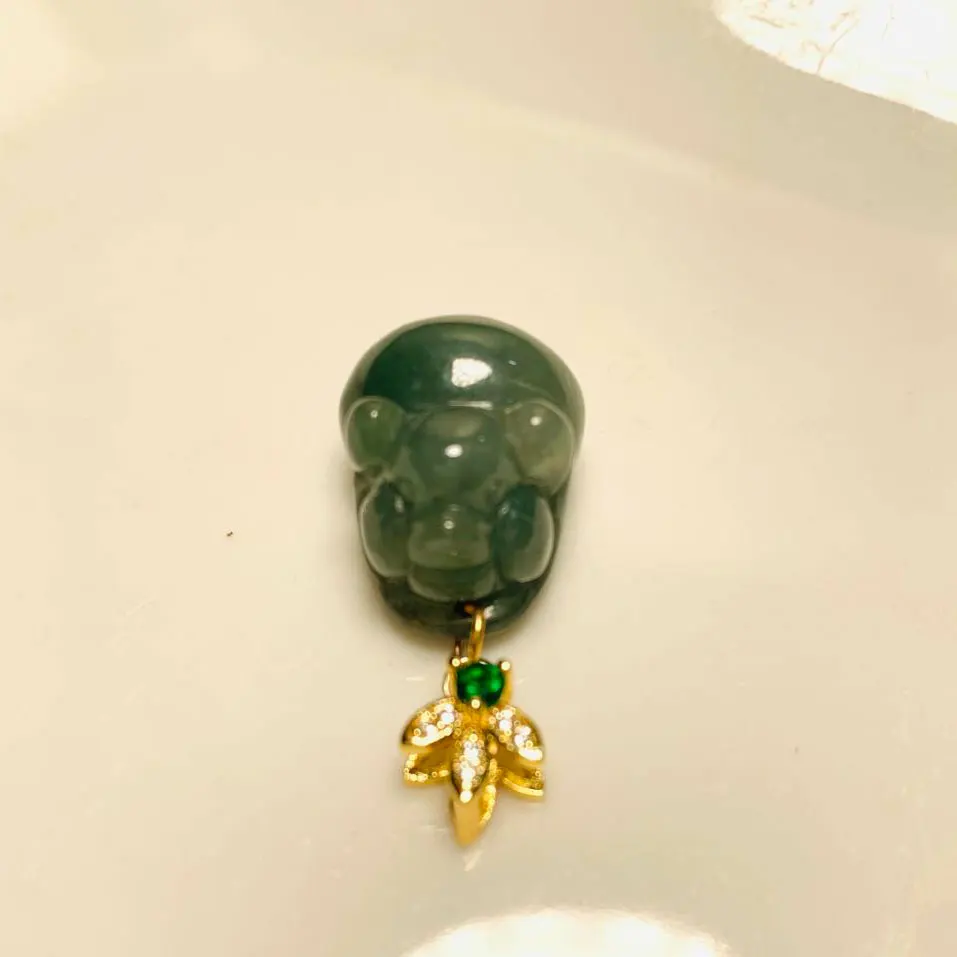 Ожерелье с подвеской из натурального изумруда и нефрита со знаками Зодиака