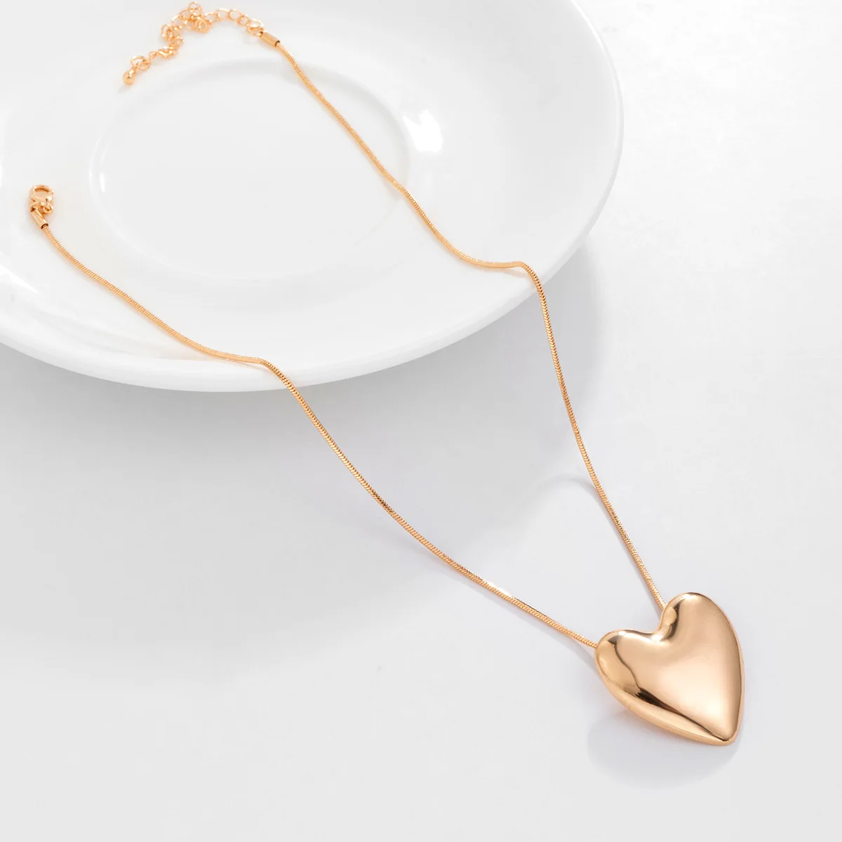 

Cool Statement Romantic Smooth Gold Color Love Heart Necklace For Women Choker Trend Fashion Festival Party Gift Wedding Jewelry