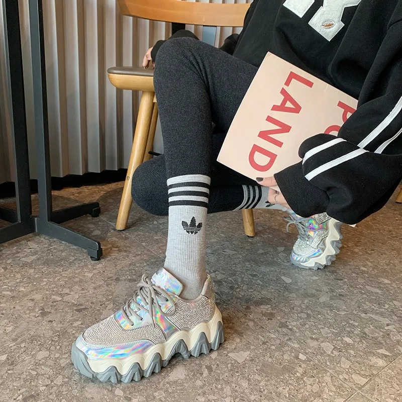 Женские кроссовки на массивной платформе Rimocy серебристые с блестящими стразами