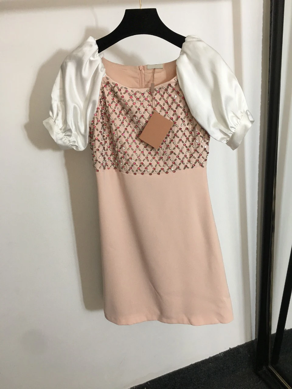 

Высококачественное роскошное летнее пикантное женское платье в тяжелой отрасли с одним вырезом и буффами на рукавах с короткими рукавами и...