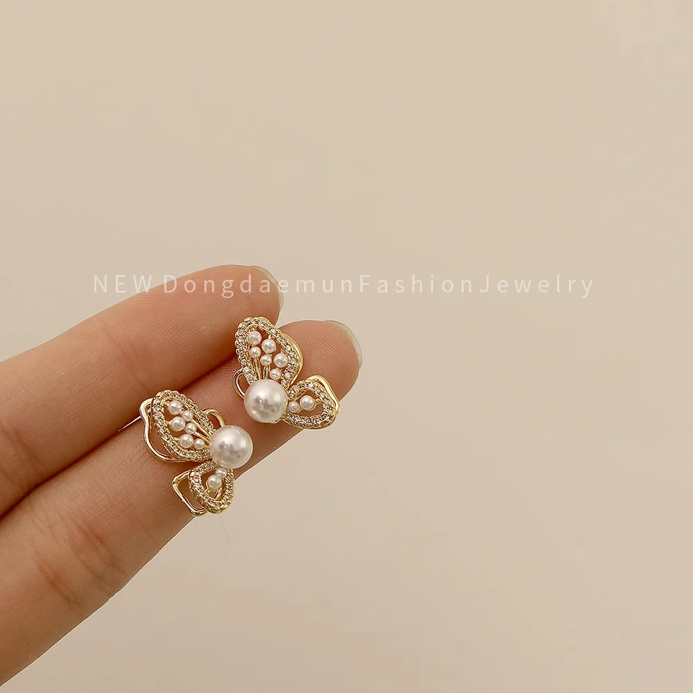 

CHOWLEE Japan And South Korea's New Trendy Light Luxury Retro Simple Earrings Female Temperament Wild Butterfly Fashion Earrings