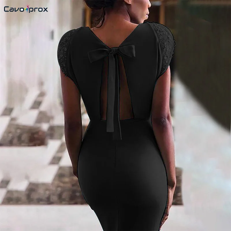 Женское облегающее платье с круглым вырезом коротким рукавом и бантом сзади