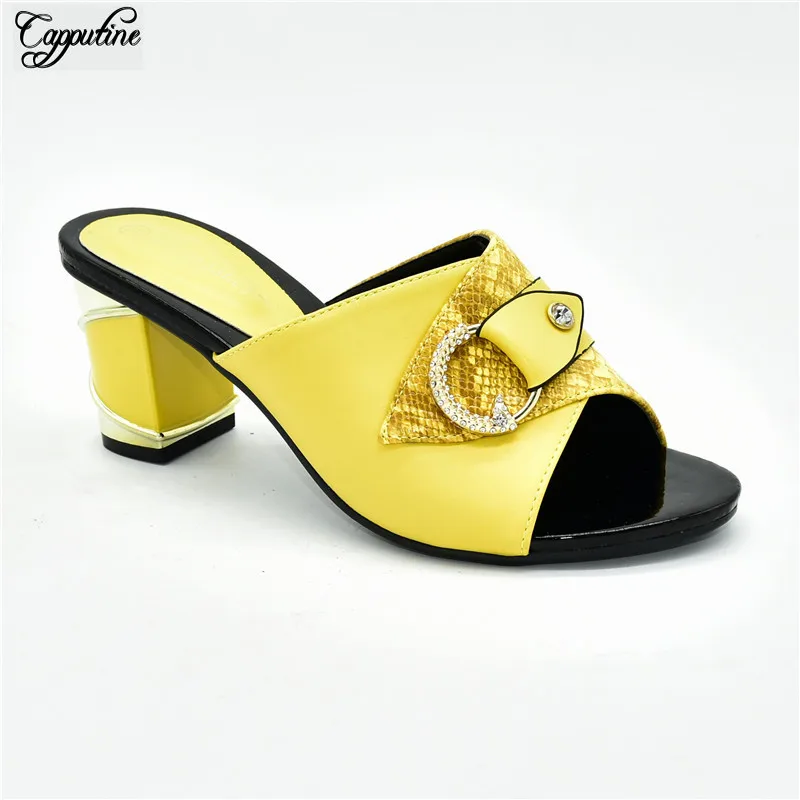 Очаровательные желтые шлепанцы на высоком каблуке Потрясающие вечерние