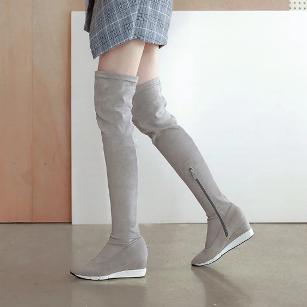 Женские ботфорты на танкетке черные высокие сапоги платформе с острым носком