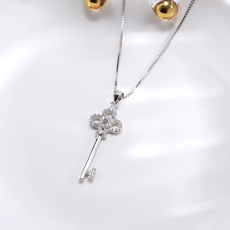 Женское колье из серебра 925 пробы с фианитами