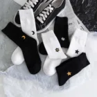 Твердые черный, белый цвет для женщин длинные носки из хлопка на каждый день из дышащего материала в стиле Харадзюку в стиле хип-хоп для скейтборда носков стандартной длины с принтом с героями мультфильмов, милые забавные носки для девочек