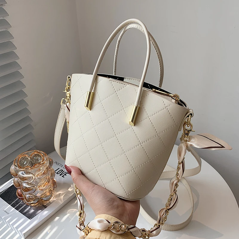 

2021 New Woman Shoulder Bag High Quality PU Chain Diagonal Small Bag Luxury Designer Handbag Underarm Bag 2021 Summer Female Bag