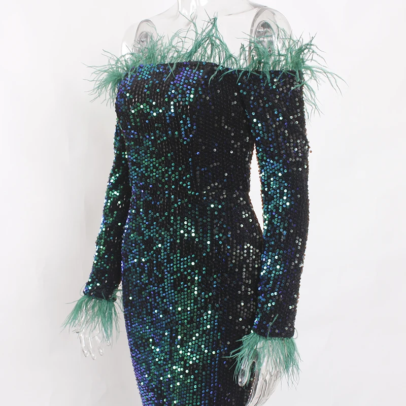 Зеленое блестящее эластичное вечернее платье с вырезом лодочкой и перьями