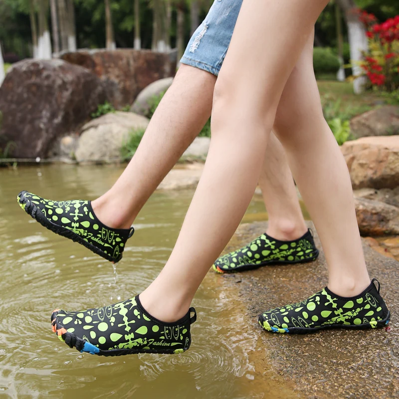 

New Beach Sneakers Men Women Water Shoes Swimming Shoes Solid Color Summer Aqua Beach Shoes Seaside Sneaker Socks Slippers