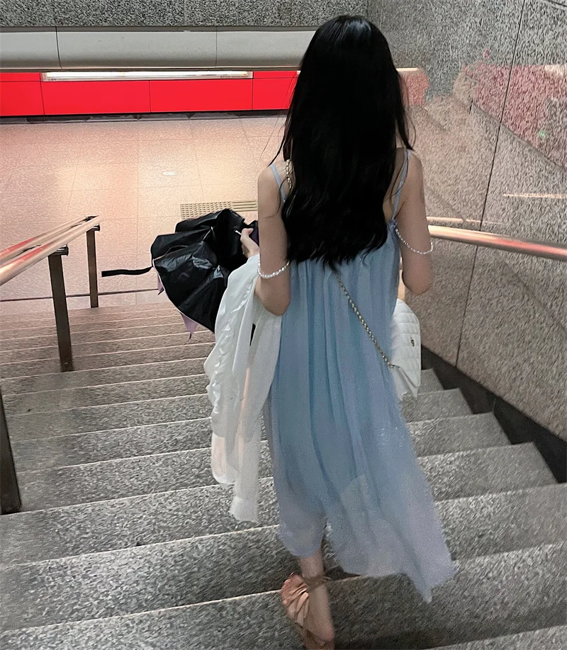 Сказочное платье с вертикальными полосками блестящее женское на бретелях |