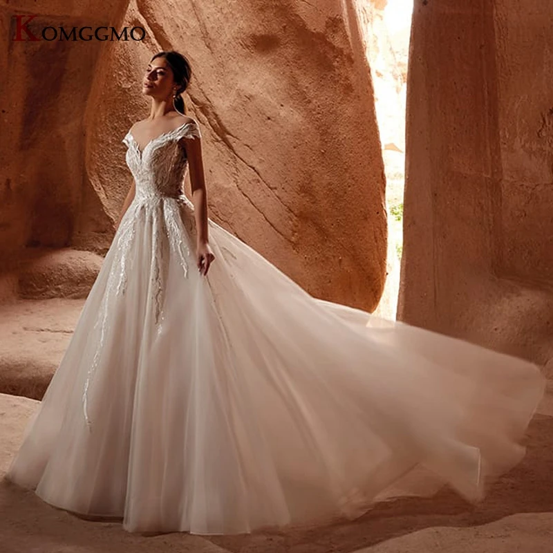 

Illusion O-Neck Cap Sleeve Embroidery Appliques Tulle Bridal Ball Gown Luxury Cathedral Train Button Back Lace Wedding Dress