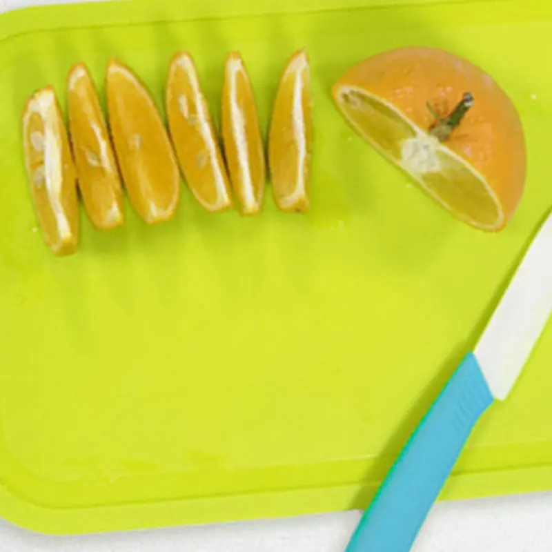 

Good quality Colorful Fruit Plastic Creative Multifunctional Kitchen Gadget Hole Design Non-Slip Pp Cutting Board