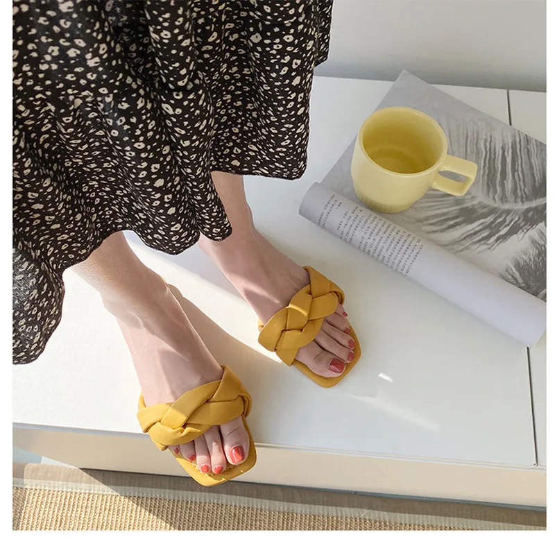 

2020 women's spring and summer new trend Joker comfortable flat-bottom wear a word sandals casual beach shoes summer slipper