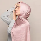 Женские шарфы-шали, длинные Хиджабы, популярные, по индивидуальному заказу, хиджабы со складками, атласные, шелковые, на ощупь