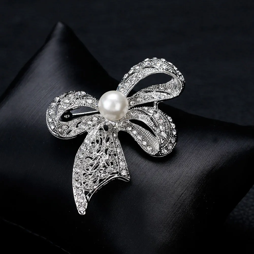 Привлекательная брошь в виде банта из горного хрусталя с бабочкой золотого и