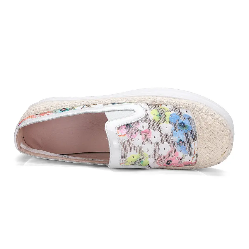 Женские туфли с вышивкой QUTAA черные из натуральной кожи на платформе круглым