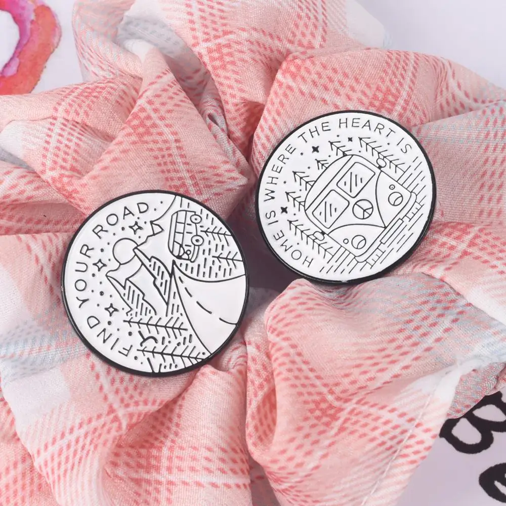 Булавка для приключений горный лес дорога автобус исследуйте природу эмаль