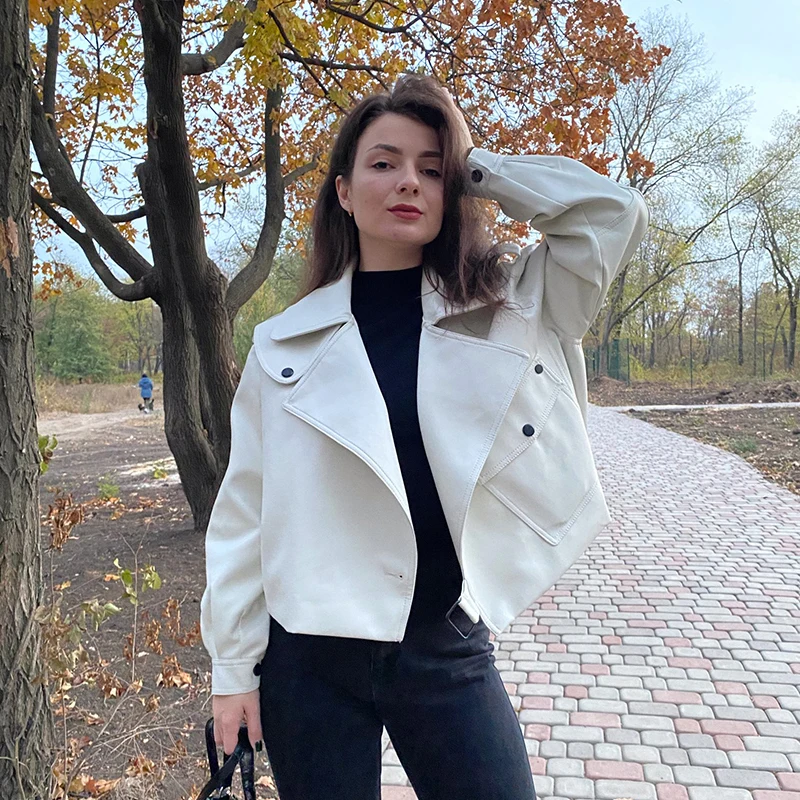 

Весенняя женская куртка из искусственной кожи, женская бежевая белая куртка с высокой талией, мотоциклетная куртка, свободная Корейская ве...