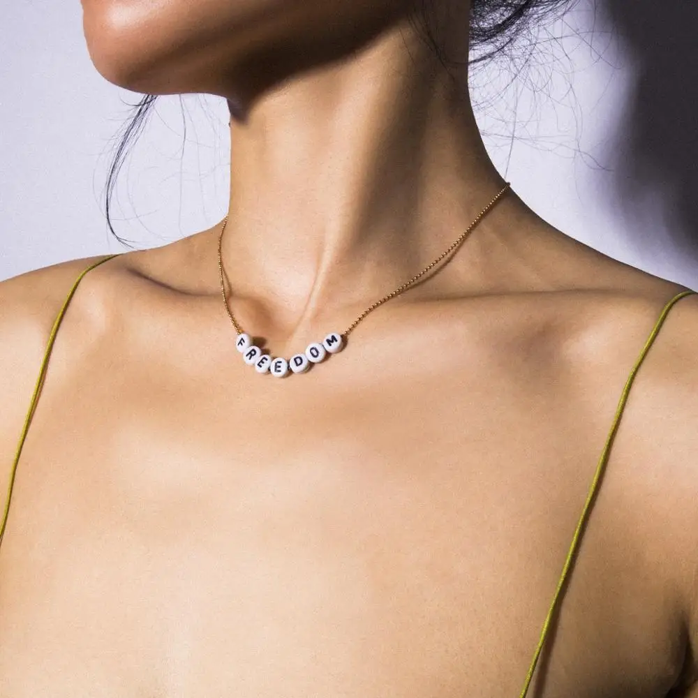 Оригинальное дизайнерское уникальное ожерелье из смолы с буквенным принтом