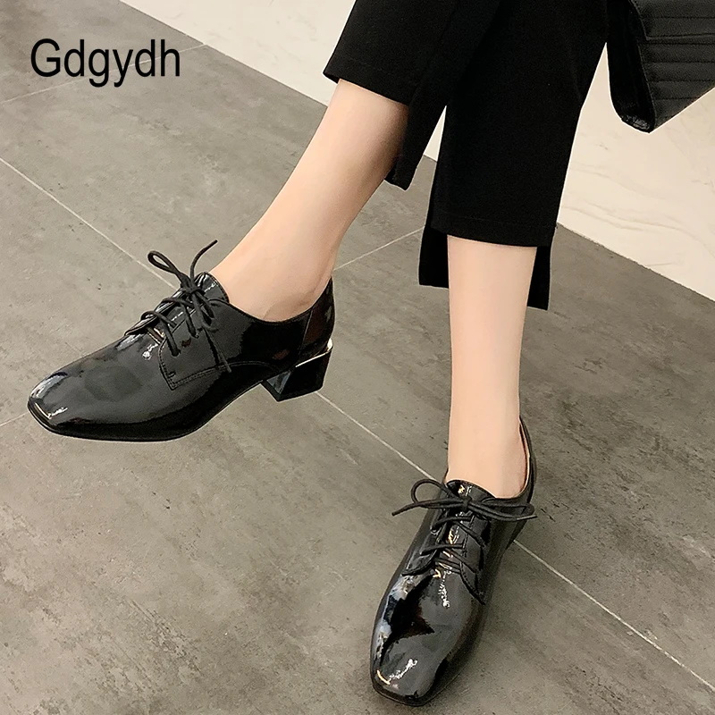 Женские офисные туфли Gdgydh на каблуке-копыте из лаковой кожи со шнуровкой и