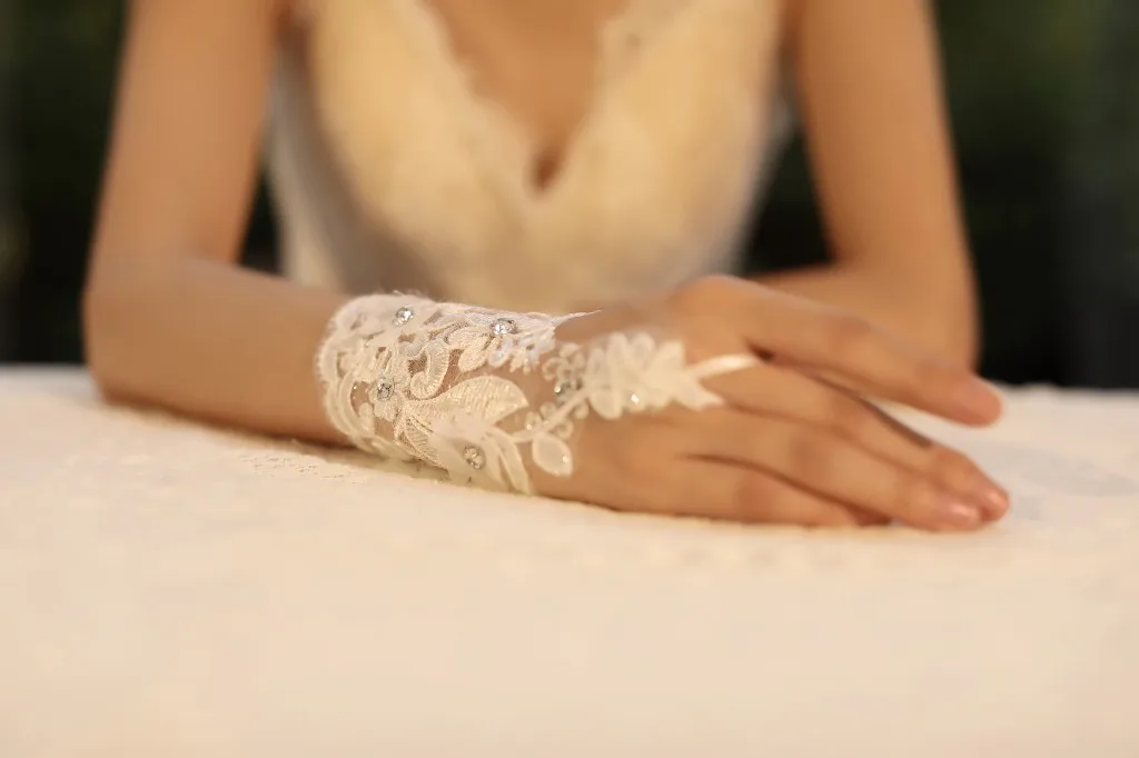 

2019 New Design Fingerless Wrist Length Lace Appliques White Bridal Wedding Gloves With Beaded And Flower Wedding Accessories
