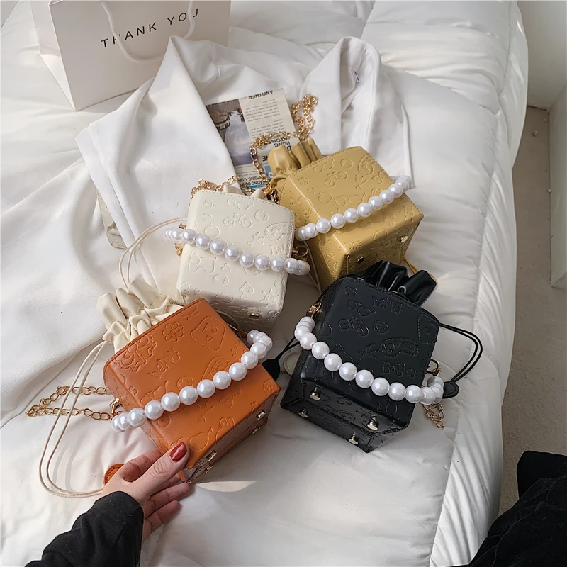 

Дамская сумка-мешок на цепочке из искусственной кожи, однотонный квадратный саквояж на плечо с жемчужинами, маленькие сумки через плечо с о...