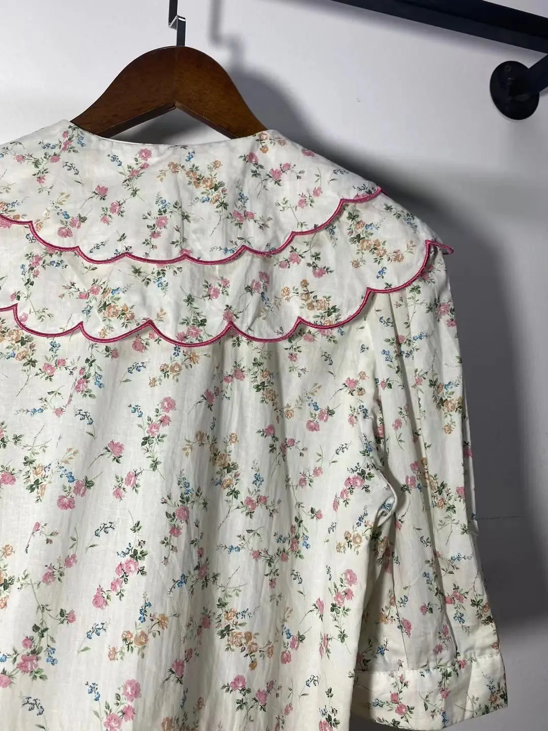 

Peter Pan Collar Women Cotton Blouse 2021 New Short Puff Sleeve Floral Embroideried Single-Breasted Shirt and Tops
