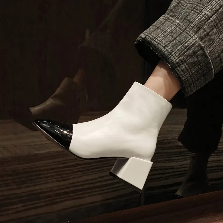 Классические ботильоны белого и черного цвета с блокировкой удобные зимние