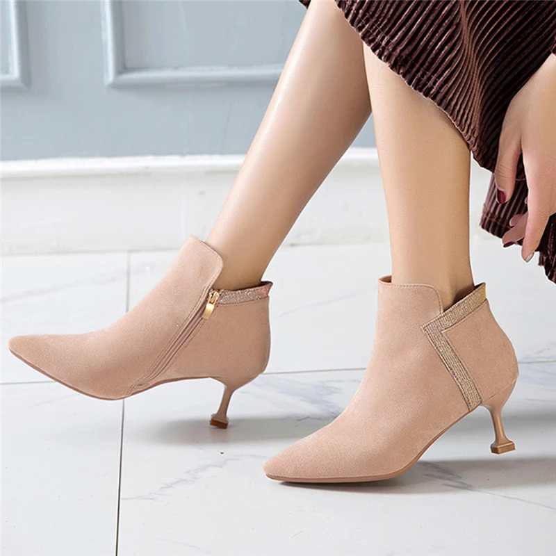 Женские ботинки для отдыха однотонные с острым носком на тонком каблуке средней