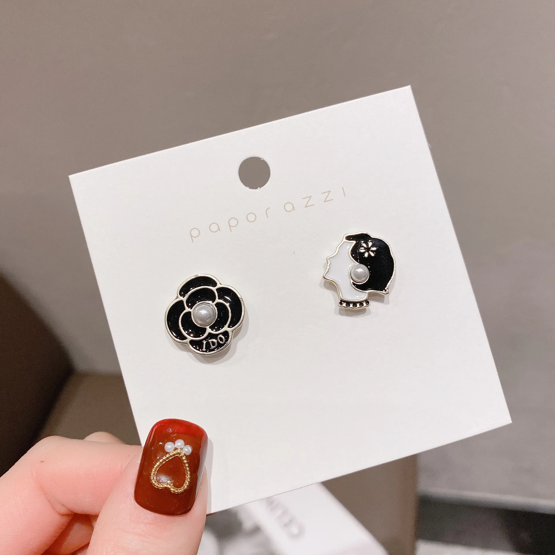 

2021 Spring New Personality Asymmetric Earrings Korean Fashion Oil Dripping Flower Earrings for Women Simple Earrings