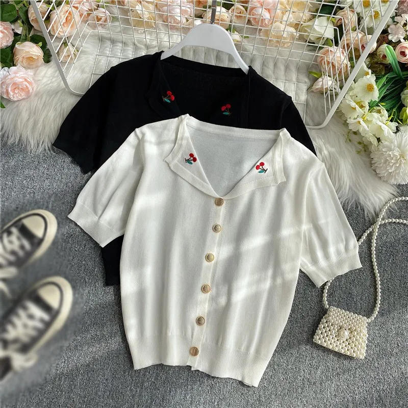 Тонкая трикотажная футболка с вышивкой в виде вишни Футболка отворотом и