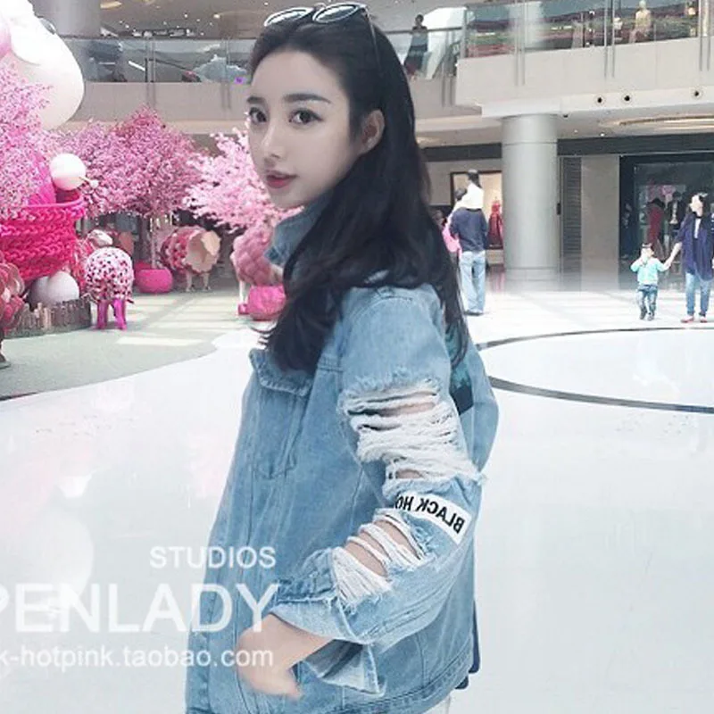 

2019 spring new European and American large women's wear denim jacket printed and pasted fabric shows thin top fashion