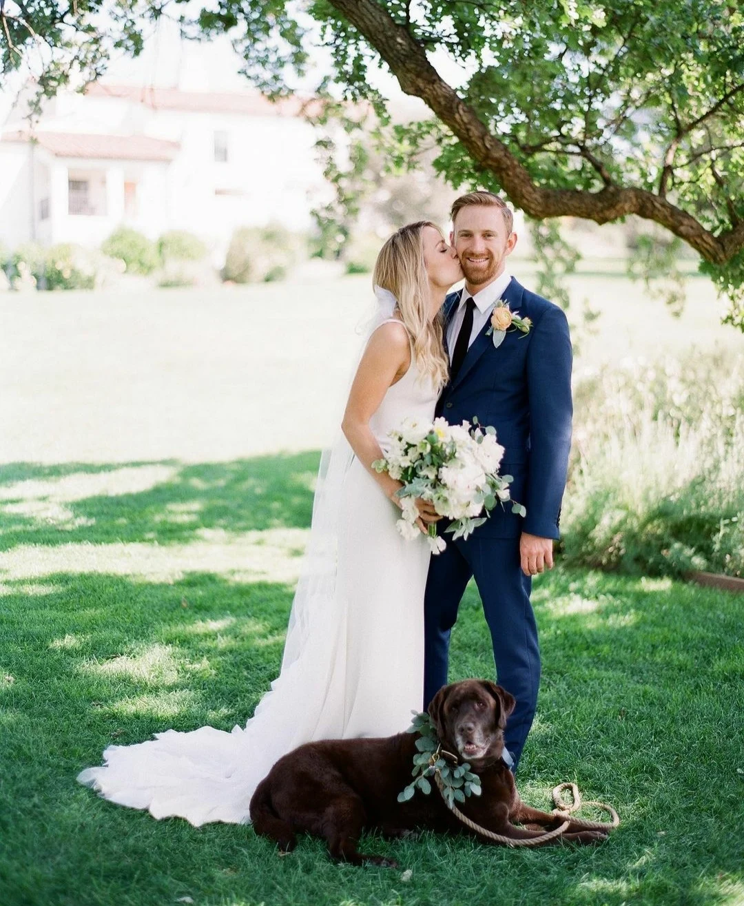 

Женское длинное атласное платье с V-образным вырезом, со шлейфом и пуговицами сзади