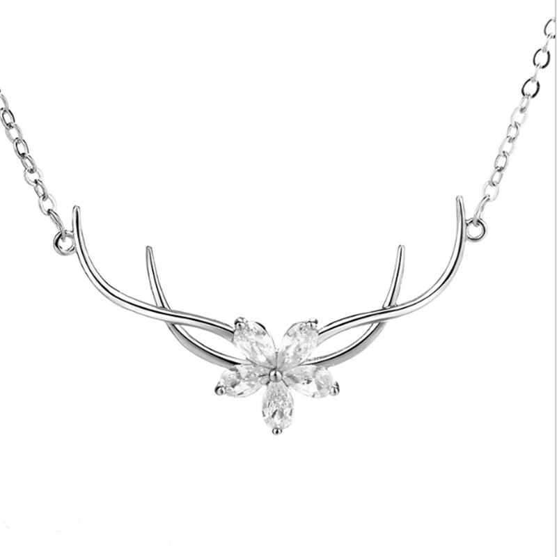 Ожерелье-чокер с цветами из горного рога белого и розового цвета кристаллами