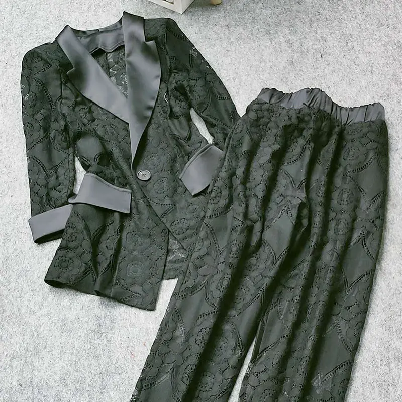 Женский кружевной пиджак черно-белый с пятиконечными рукавами и брюки в