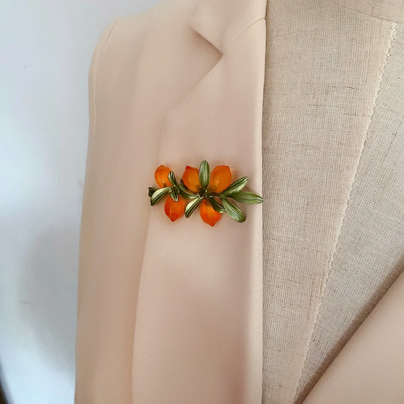 Брошь HUANZHI 2020 NEW Autumn Winter Plant Flowers Leaves Fruit Orange Art Vintage для женщин, аксессуар для свитера и пальто с растительным орнаментом.