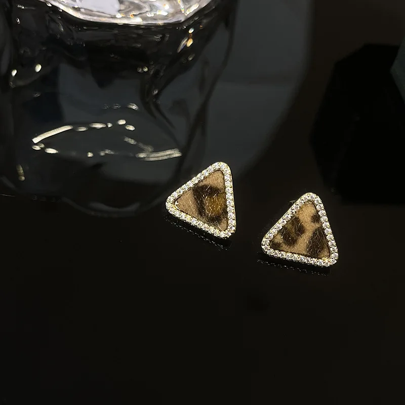 

Модные леопардовые эмалевые треугольные серьги-гвоздики для женщин и девушек цвета розового золота зимние осенние ювелирные изделия черны...