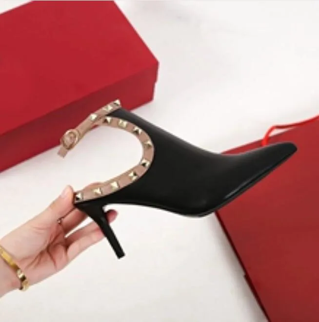 Роскошные женские ботильоны из черной кожи с шипами и острым носком модные