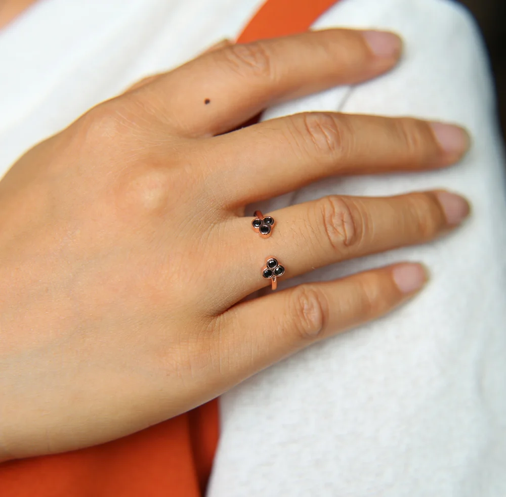 Простое изящное ювелирное изделие кольца золотого цвета с кубическим цирконием