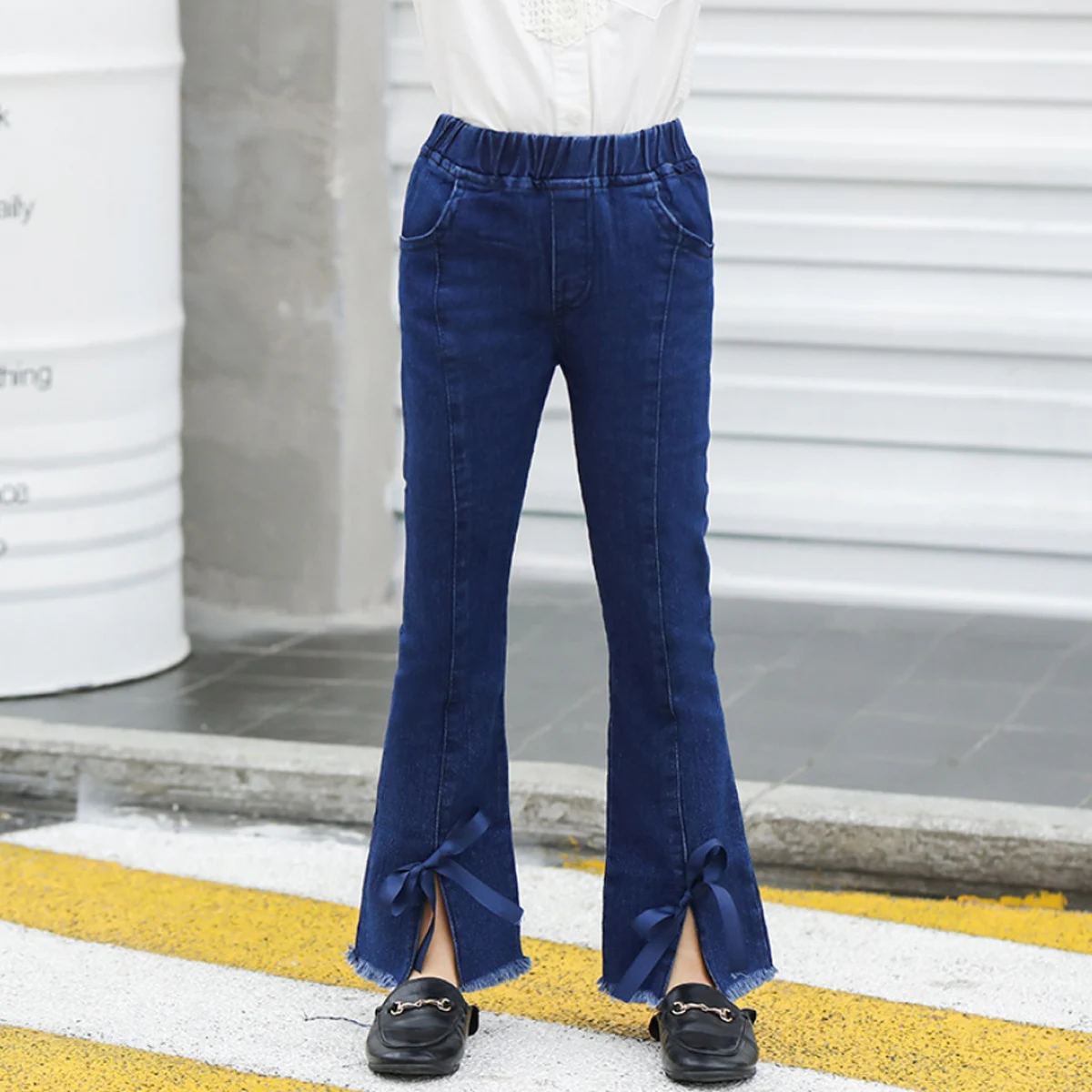 

Джинсы для девочек 2021 новые детские расклешенные брюки для детей; Модная детская джинсовая Разделение нижние штаны с принтом в виде бантико...